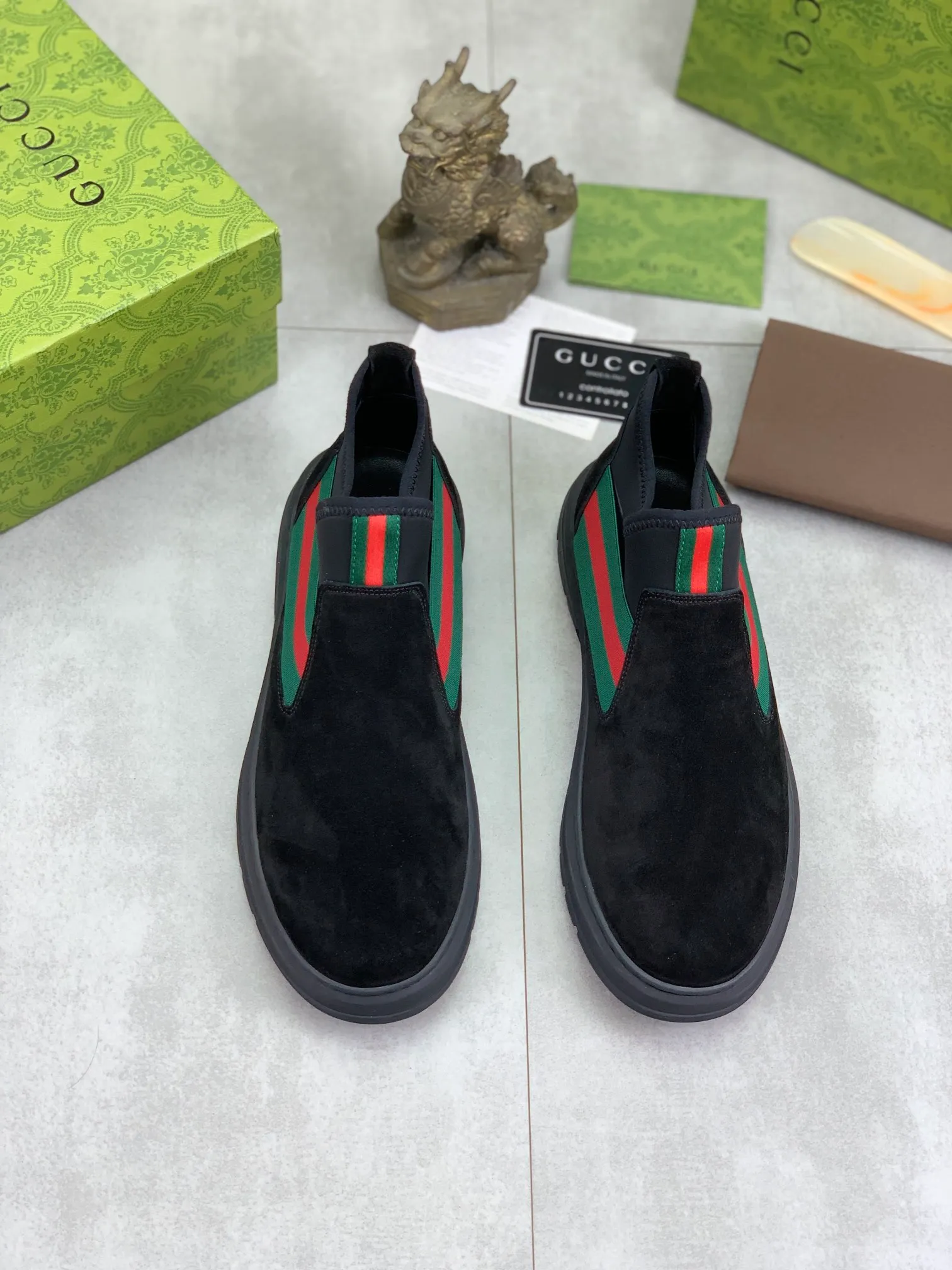 Men's shoes 💰P480 new style, sheepskin and velvet lining, new Gucci (Gucci) high-tops are on the market, new men's shoes, 😘fabrics are selected from original imported calfskin. Soft sheepskin lining and warm fleece lining. The original version is awesome! 👍🏿Original open-molded non-slip PU outsole, with exquisite lines, simple and elegant, super comfortable and classy on foot, suitable for leisure travel. Code number:38-44